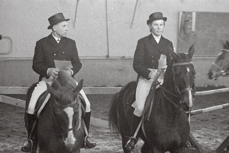 Ratsasportlased Mihhail Fadejev ja Maie Kelle pärast võistlusi.