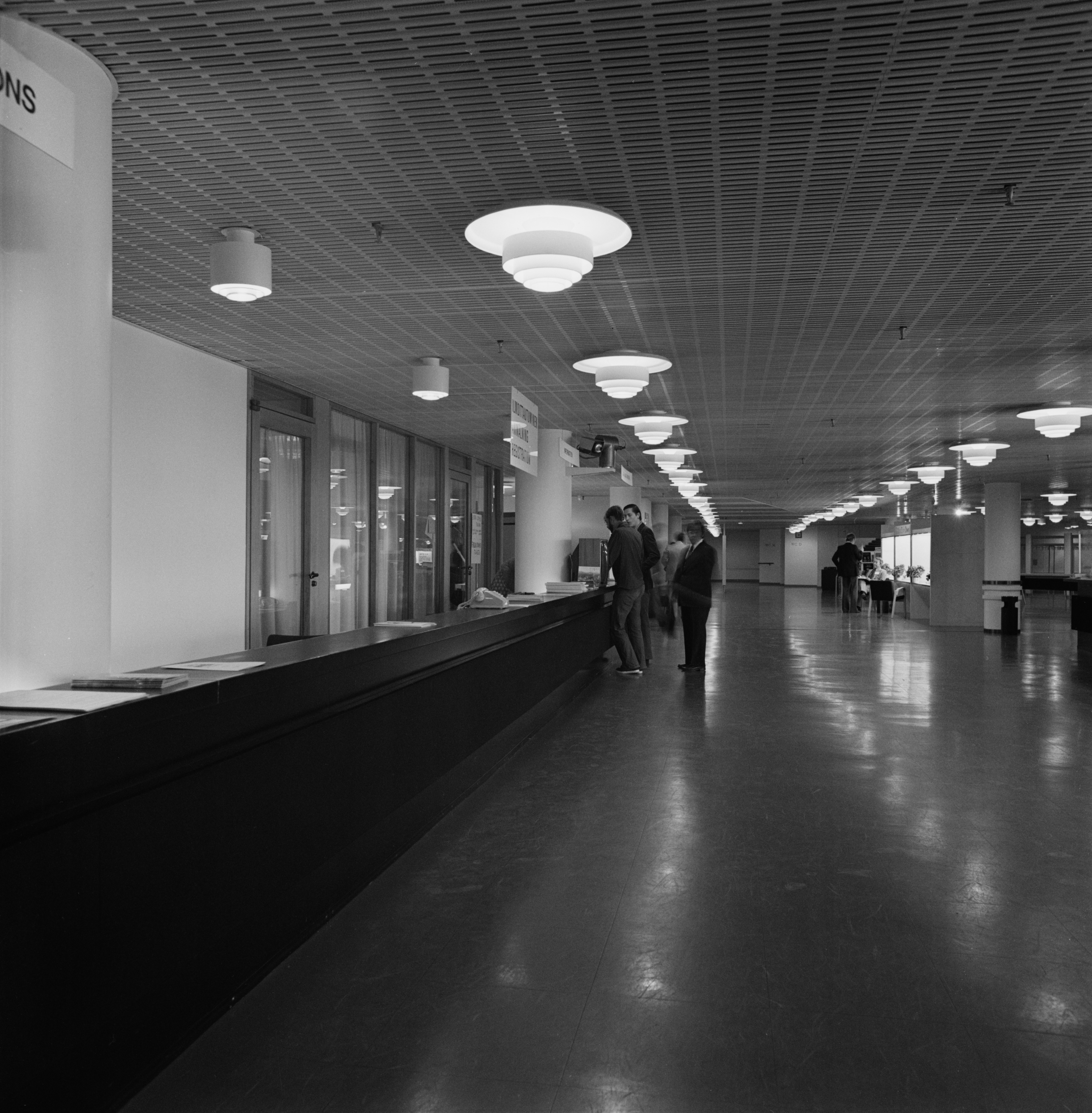 {'fi': 'Finlandia-talo, kongressisiipi, vastaanotto', '_type': 'lang'} - Finlandia-talo, kongressisiipi, vastaanotto. Arkkitehti Alvar Aalto, valmistunut 1975. -- negatiivi, filmi, mv