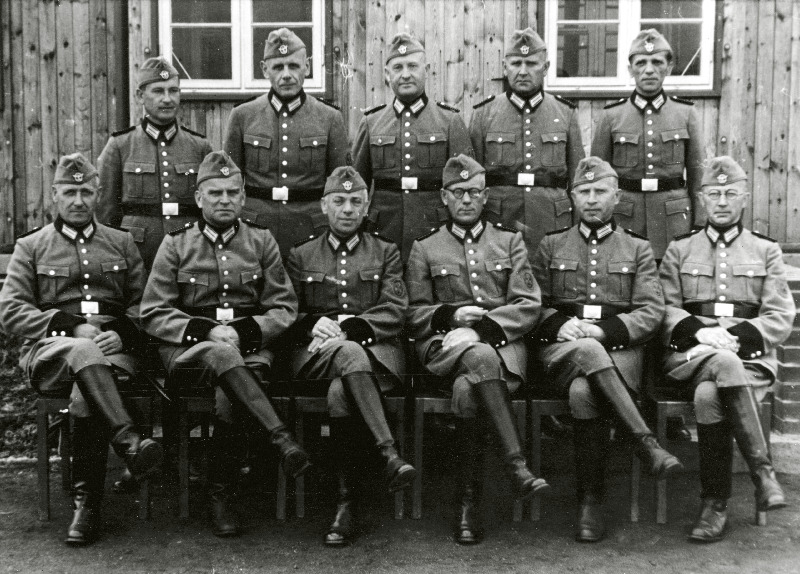 Rühm vapse Idapataljonis. Keskel kapten Paul Laamann.