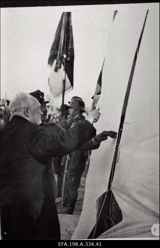 Kaitsevägede ülemjuhatajale kindralleitnant J. Laidonerile Kriuša mälestusmärgi komiteelt. Fotosid Kriuša mälestusmärgi avamiselt. Narva -Jõesuu rannahoone sisseõnnistamine.