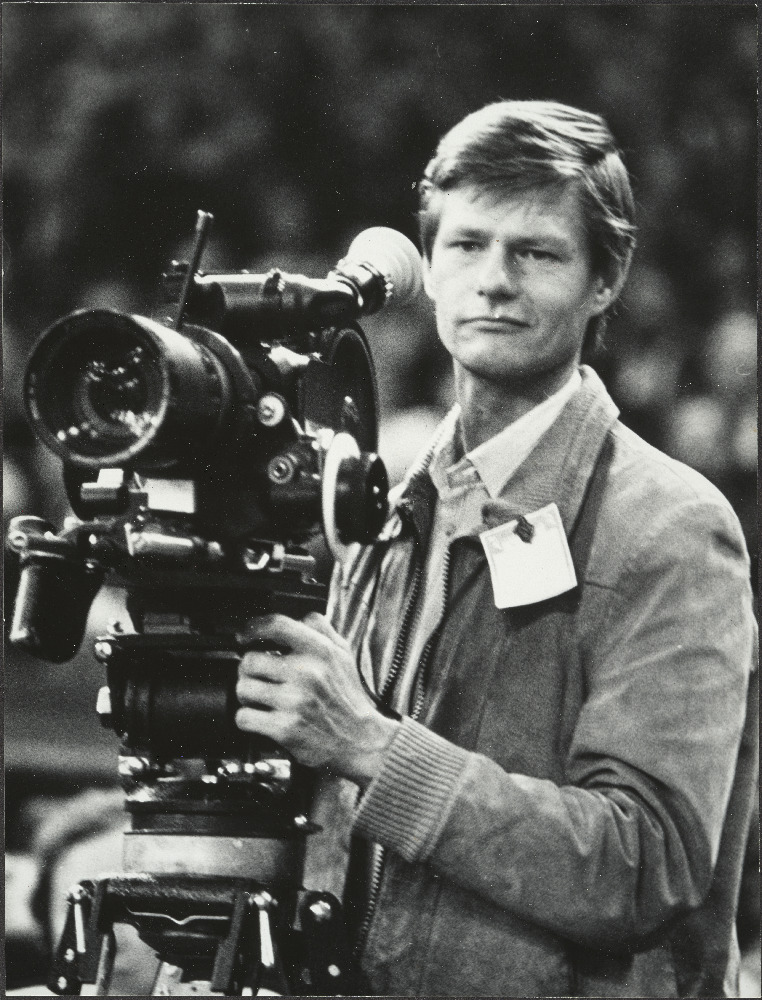 Rahvarinde asutamiskongress Linnahallis. Operaator Peeter Ülevain filmimas.