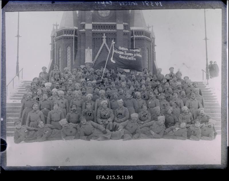 Grupp sõjaväelasi soomekeelse loosungiga kiriku ees, (03.09.1920 fotokoopia tellija Wares [Vares]).