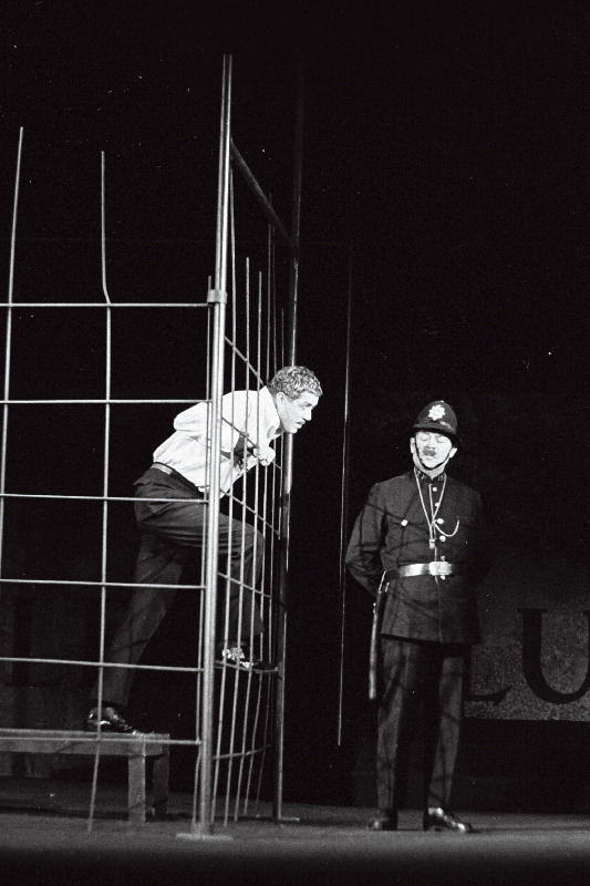 Stseen B. Brechti "Kolmekrossiooperist" RAT "Vanemuises", Väitsa-Mackie - Einari Koppel (vasakul) ja Smith - Paul Ruubel.