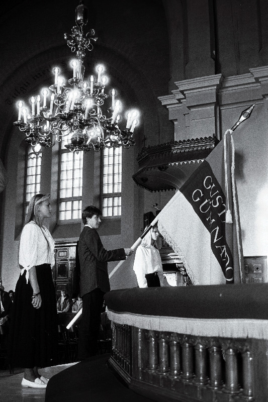 Tallinna 1. Keskkooli (Gustav Adolfi Gümnaasium) lipu õnnistamine Kaarli kirikus kooli 360. aastapäeva pidustuste ajal.