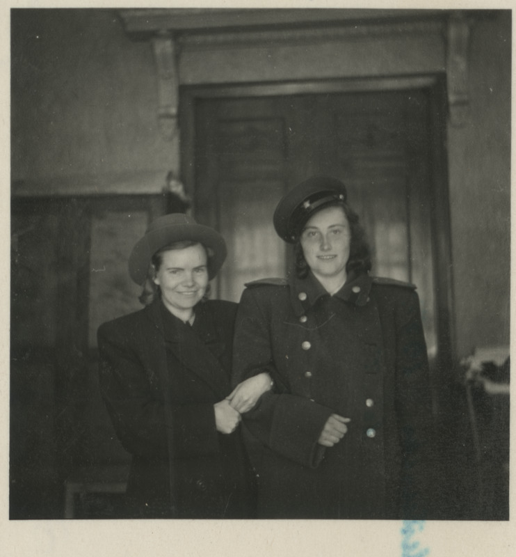 Kaks naisterahvast üksteise käevangus