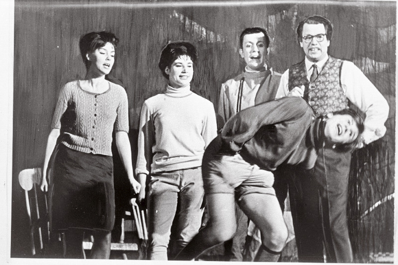 Stseen lavastuse "Väikevend ja Karlsson katuselt" proovilt ENSV Riiklikus Noorsooteatris.