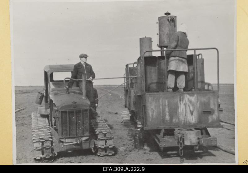 Traktori tankimine kütusega Tootsi Turbabriketi Kombinaadi turbaväljal.
