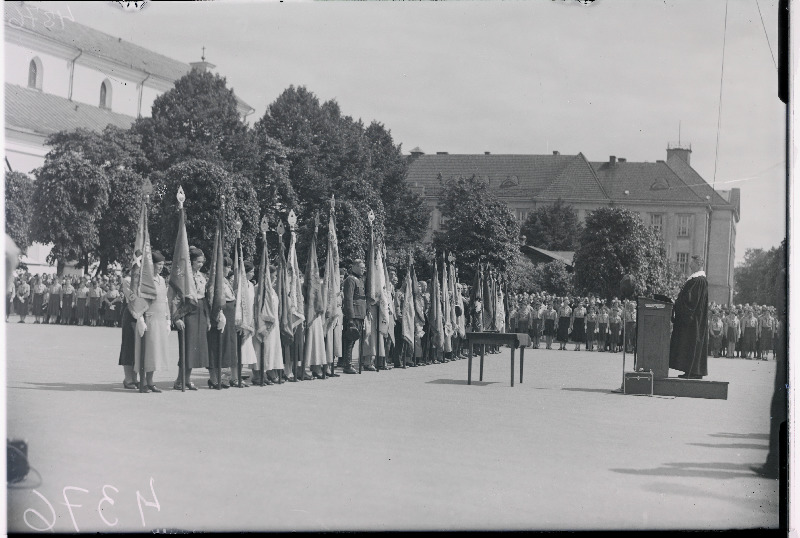 Eesti tütarlaste organisatsiooni liikmed ülesrivistunult lipuõnnistamiseks pastori jutlust kuulamas.