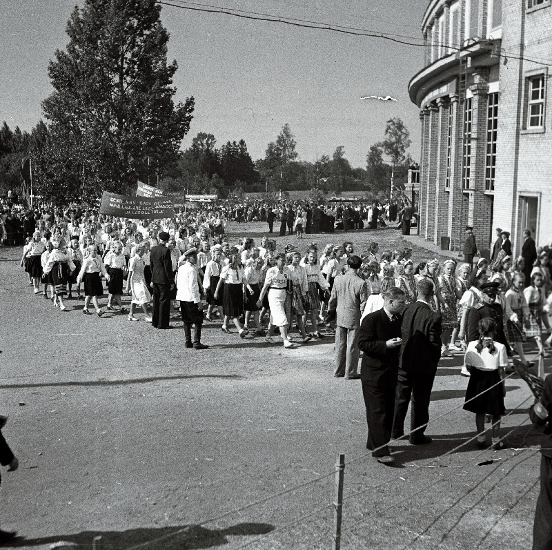 XIII üldlaulupeost osavõtjate rongkäik Lauluväljakul.