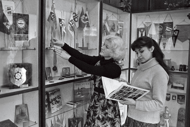 Tallinna Rahvusvahelise Meremeeste Klubi (Interklubi) töötajad B.Rodovskaja (vasakul) ja M.Malinovskaja sisustavad vitriini uute eksponaatidega.