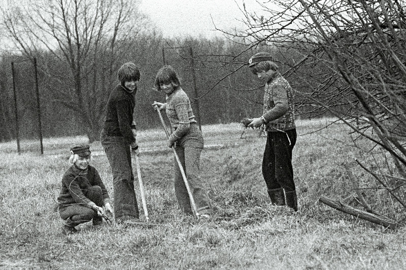 Kasari 8-klassilise kooli VI klassi pioneerid Heiki Ütsik, Jane Kreintaal, Ly Mölder ja Urmas Koppel koolimaja ümbrust koristamas.