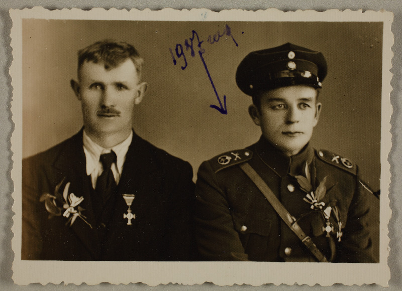 Kaks meest fotoportreel [parempoolne Mart Jürine?]