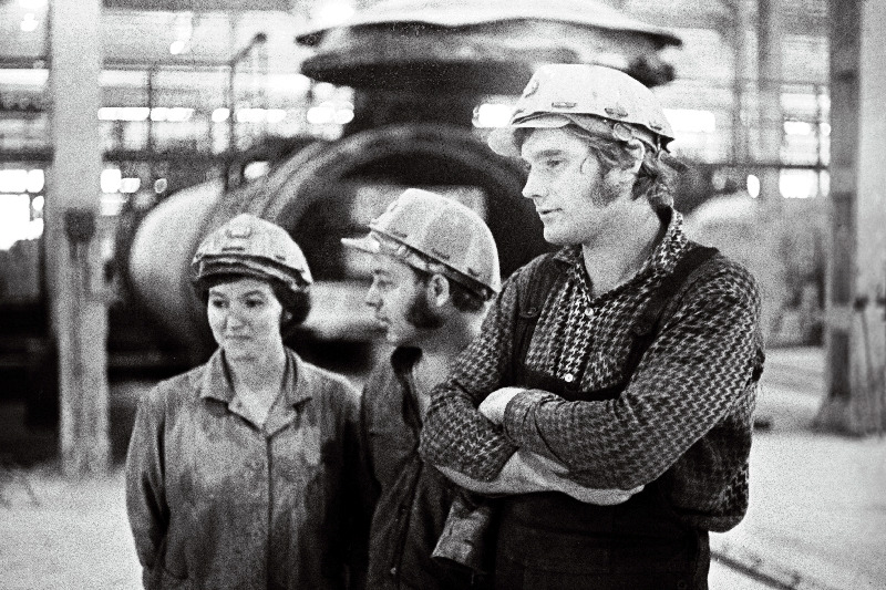 Palistvere Ehitusmaterjalide Tehase töötajad (vasakult) Anna Ogarnova, brigadir Harry Pugan ja Riho Karm NSV Liidu konstitutsioonipäevale ja ÜLKNÜ 61. aastapäevale pühendatud laupäevakul töö juures.