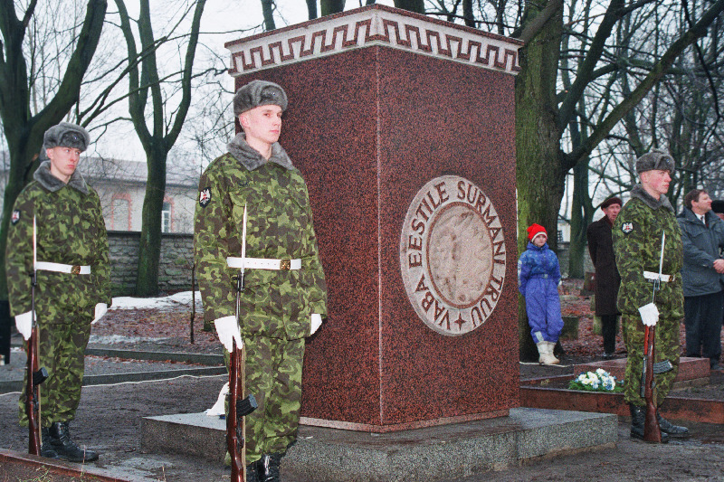 Vabadussõja juhtide mälestussamba taasavamine Kaitseväe kalmistul.