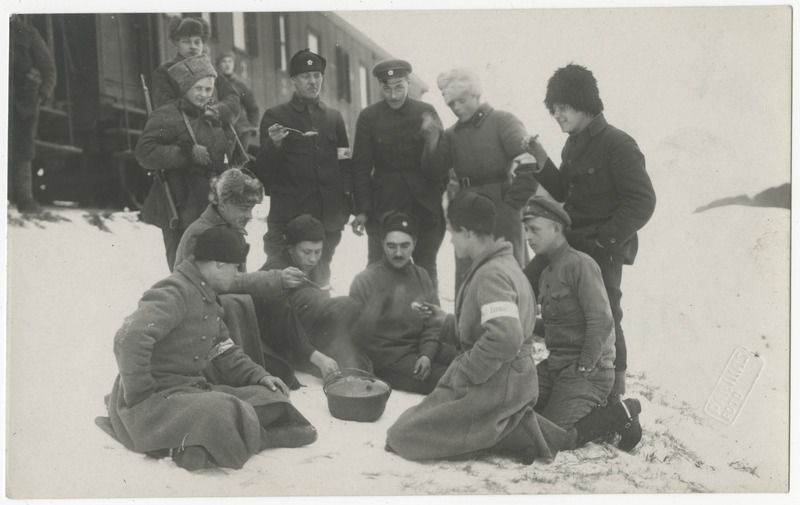Vabadussõda, laiarööpalise soomusrongi nr. 1 sõdurid Aegviidu lähedal suppi söömas