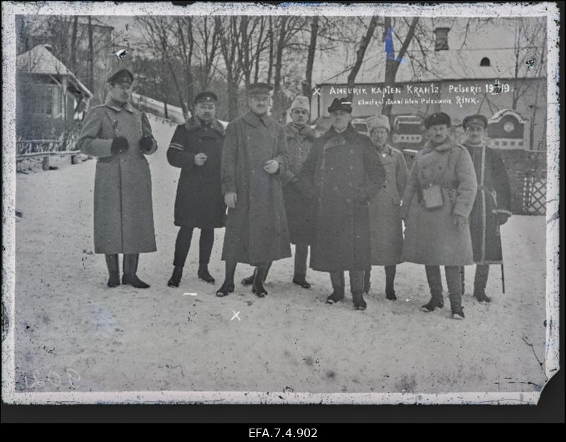 Vabadussõda. Ameerika Ühendriikide sõjaväeline esindaja Petseris.Vasakult: 1. Sõjavägede ülemjuhataja staabi käsundusohvitser kapten Eduard Villmann, 2. Kindralstaabi Valitsuse ülem polkovnik Jaan Rink, 3. Ameerika Ühendriikide sõjaväeline esindaja kapten August Krantz, 4. Soome Põhja Poegade Rügemendi ülem polkovnik Hans Kalm, 5. Välisministeeriumi sekretär Hermann Hellat, 6. tõlk, 7. 2.Jalaväepolgu ülem alampolkovnik Hans Kurvits, 8. 2.Jalaväepolgu 1.pataljoni ülem kapten Johannes Anderson.