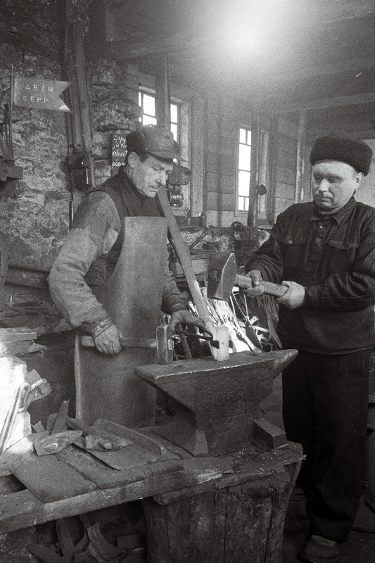 Lihula masina-traktorijaama sepp P. Raudkivi ja tema abi V. Sorts traktori tagavaraosi valmistamas.