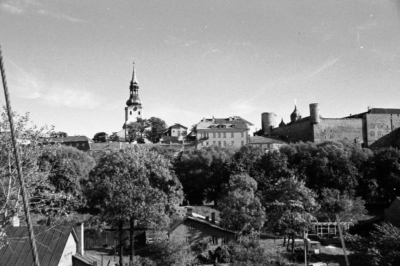Vaade Toompeale ja Pikale Hermannile raudtee postivalitsuse hoonest.