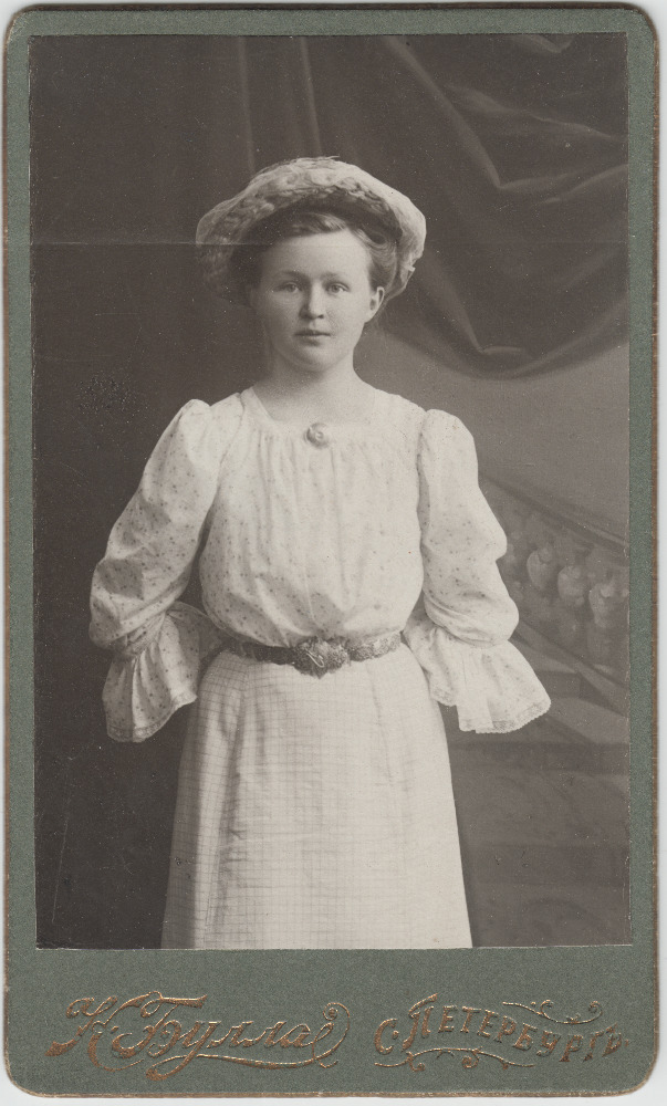 Stuudiofoto tundmatust noorest naisest.