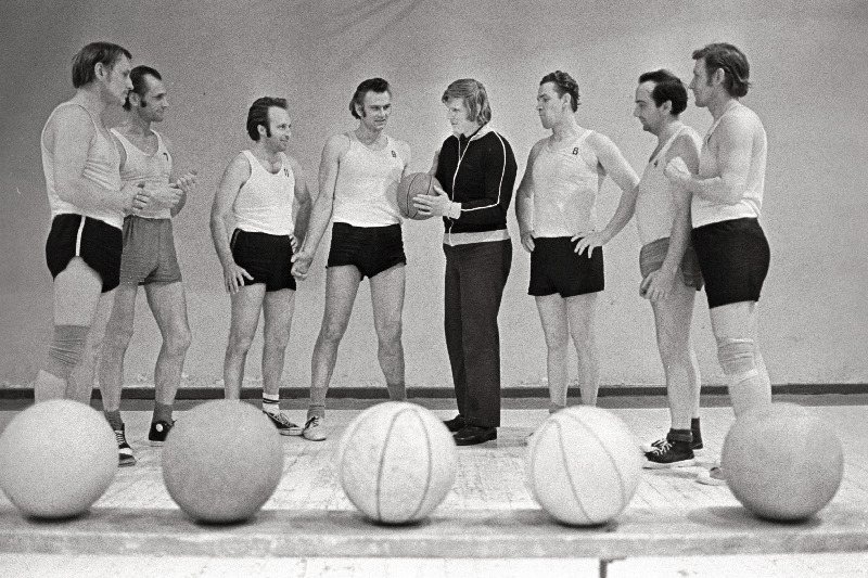 Tootmiskoondise "Talleks" töötajad korvpallitreeningul treener Jako Kruusi juhatusel.