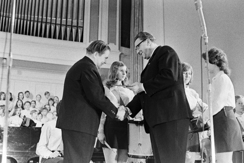 Vabariikliku noorte viiuldajate ansambli 10. tegevusaasta aruandekontserdil Estonia kontserdisaalis õnnitleb ENSV Kunstide Valitsuse ülem V. Markus ansambli dirigenti Erich Loiti.