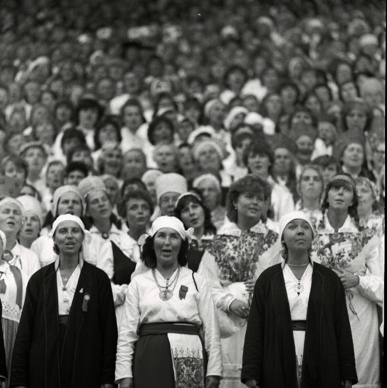 1985.a. üldlaulupidu. Esinevad naiskoorid.