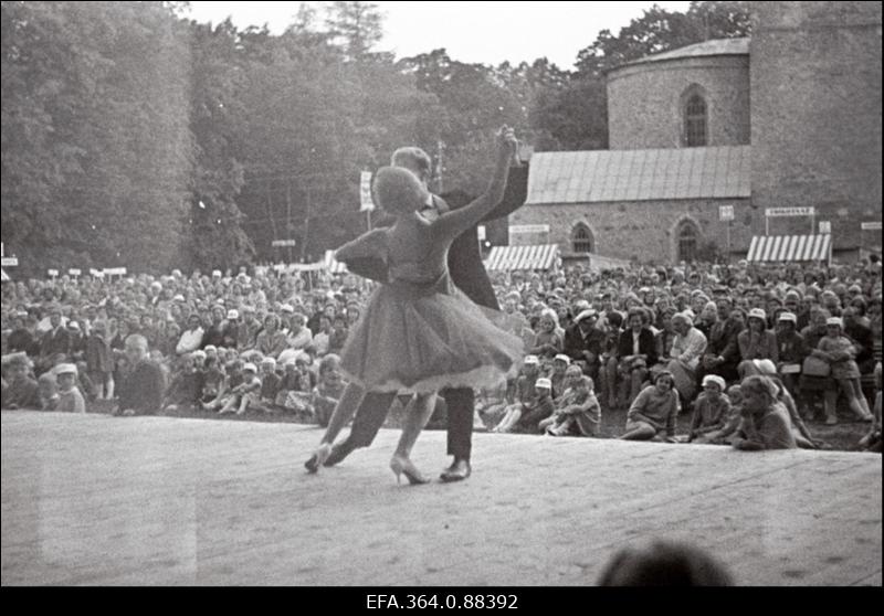 Peotantsijad Piia ja Aare Orb  demonstreerivad peotantsu ETKVL-i juulilaadal Haapsalus.