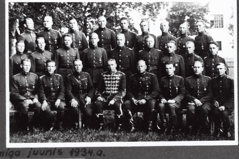 Eesti Vabariigi III diviisi ülem kindralmajor G. Jonson (I reas keskel) diviisist lahkumise puhul Scoutspataljoni ohvitseride keskel.