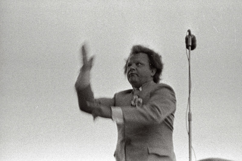 Dirigent Ants Üleoja juubelilaulupeol.