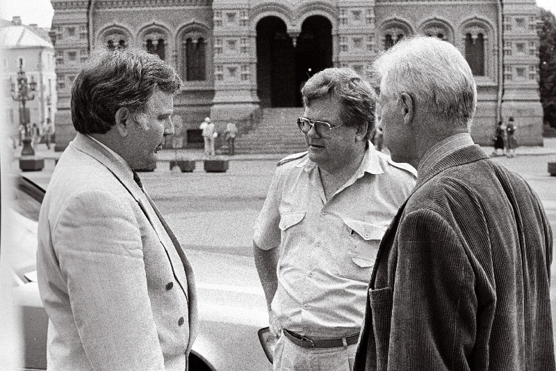 Tiit Vähi, Edgar Savisaar, Rein Taagepera Toompeal Vene kiriku ees.