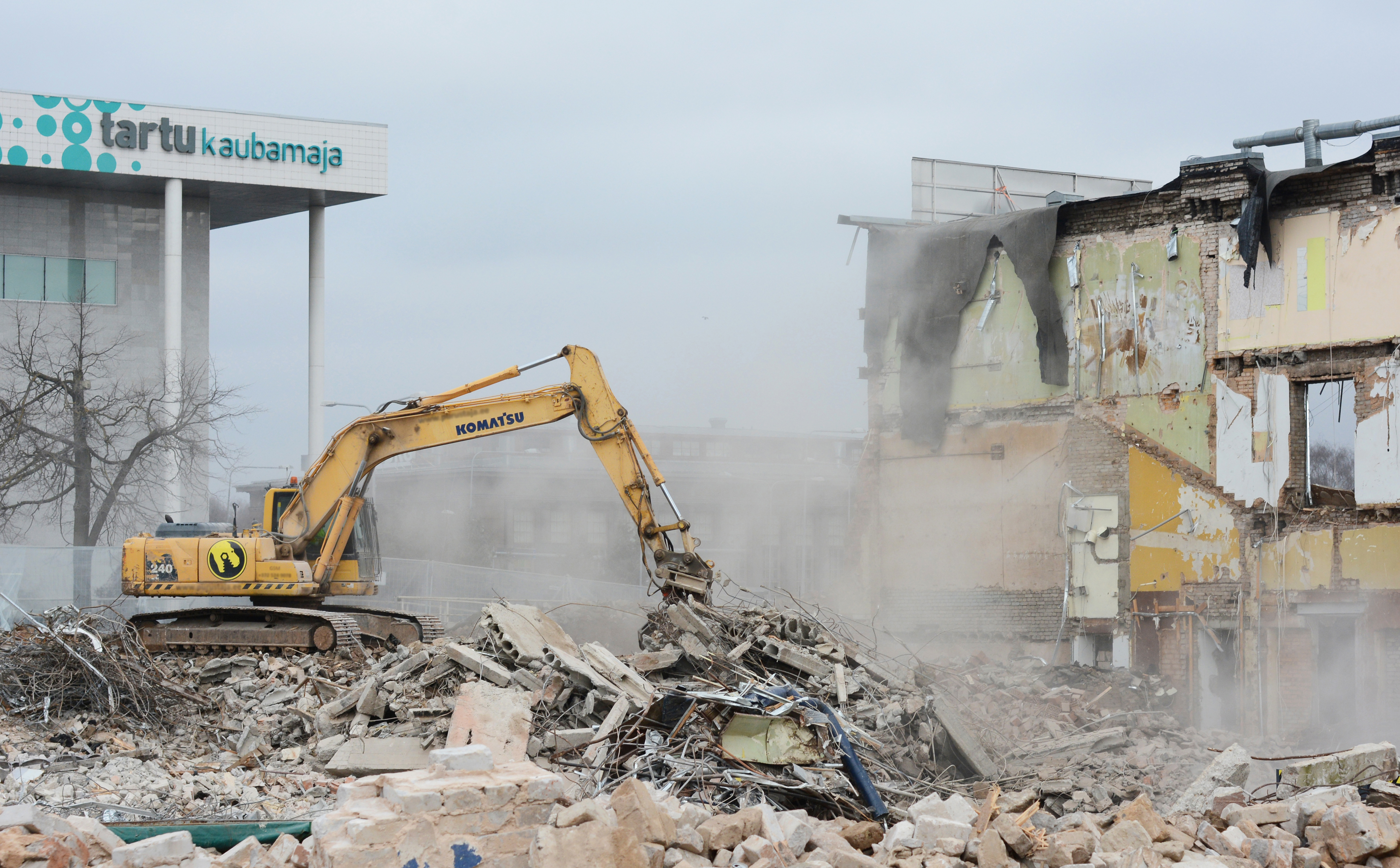 Tartu vana kaubamaja hoonekompleksi lammutamine * - Vana kaubamaja sulges uksed 28. detsembril 2013. Tartu Kooperatiivi Kaubamaja ehitati 1966. aastal. Hoone arhitektiks oli Uno Sisa.