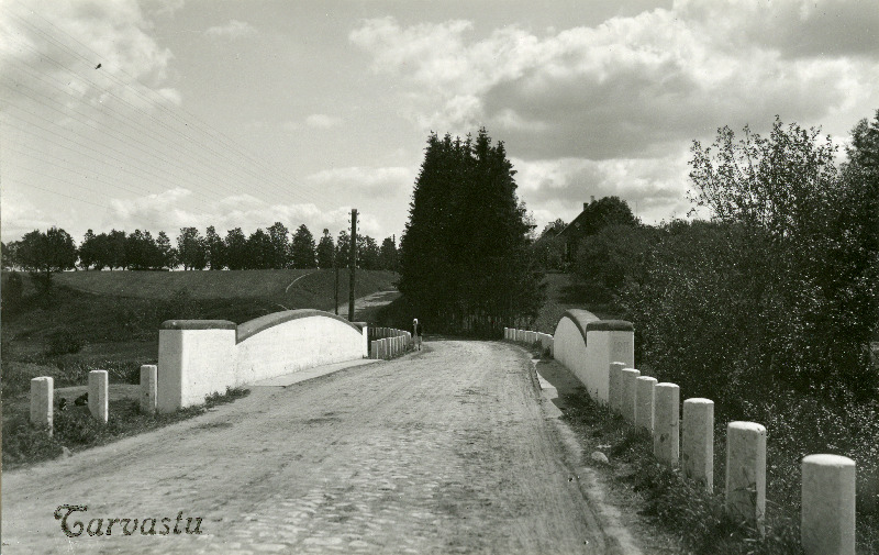 Sild Tarvastu Peetri kiriku lähedal.