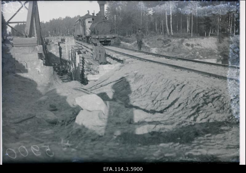 Vabadussõda. Remondirong Valga raudteedepoo tööliste ehitatud Stackelni (Strenči) ajutisel raudteesillal.