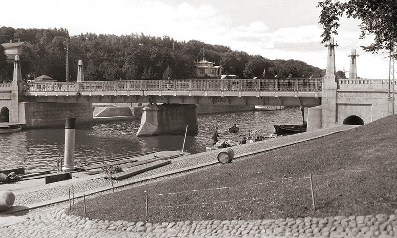 Auransilta Läntisen Rantakadun sunnasta Samppalinnan paviljongin suuntaan; ulkokuva