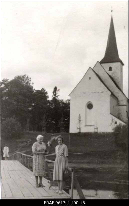 Lydia Mägi õed Suure-Jaani kiriku ees.