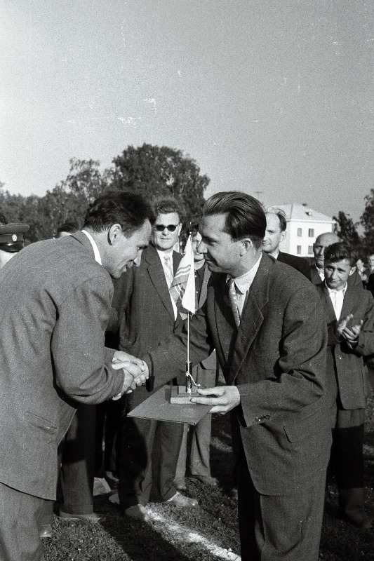 VSÜ Kalev kesknõukogu aseesimees V. Ehatamm annab Aseri Tellisetehase direktorile N. Fedjukinile aukirja.