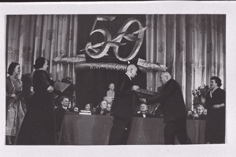 NSV Liidu rahvakunstnik E. Smildis (Läti NSV) RAT Estonia 50.a. juubeli puhul kingitust üle andmas.