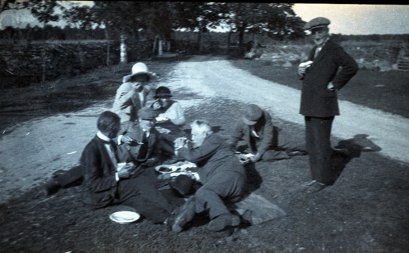 Tuvastamata seltskond [Eduard Virgo tuttavad?] einetamas tee kõrval murul