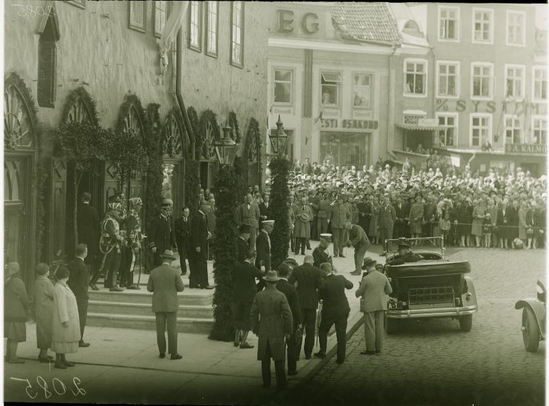 Rootsi kuningas Gustav Viies lahkub Tallinna raekojast.