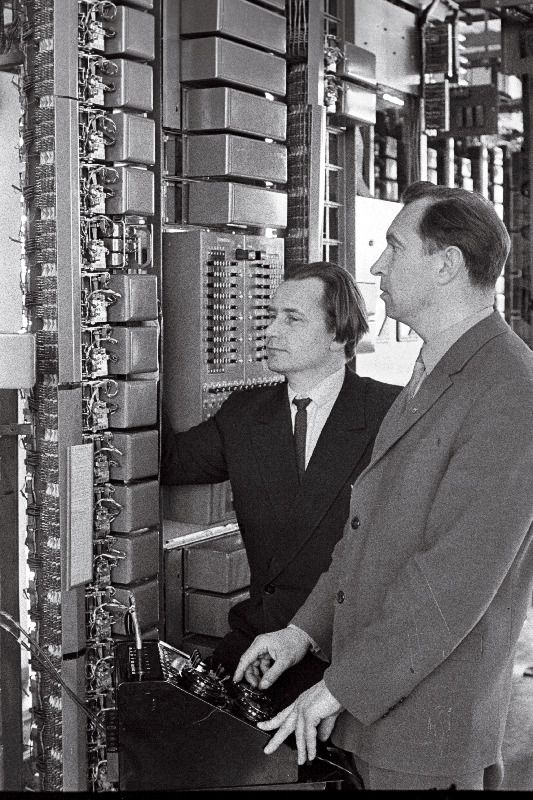 Telefonivõrgu insener Harry Metsaveer (vasakul) ja vanemelektromehaanik Karl Killar Mustamäe telefoniautomaatjaama seadmeid kontrollimas.