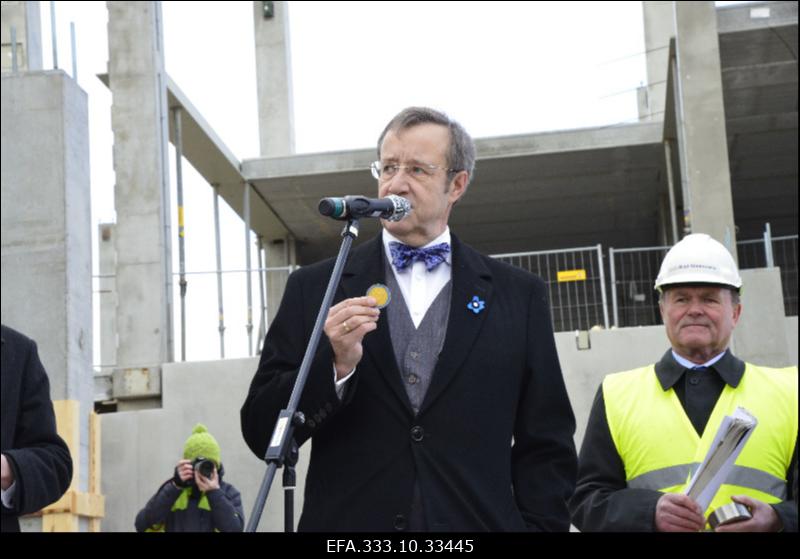 Rahvusarhiivi peahoonele (Noora) nurgakivi panek. Sõnavõtuga esineb president Toomas Hendrik Ilves.