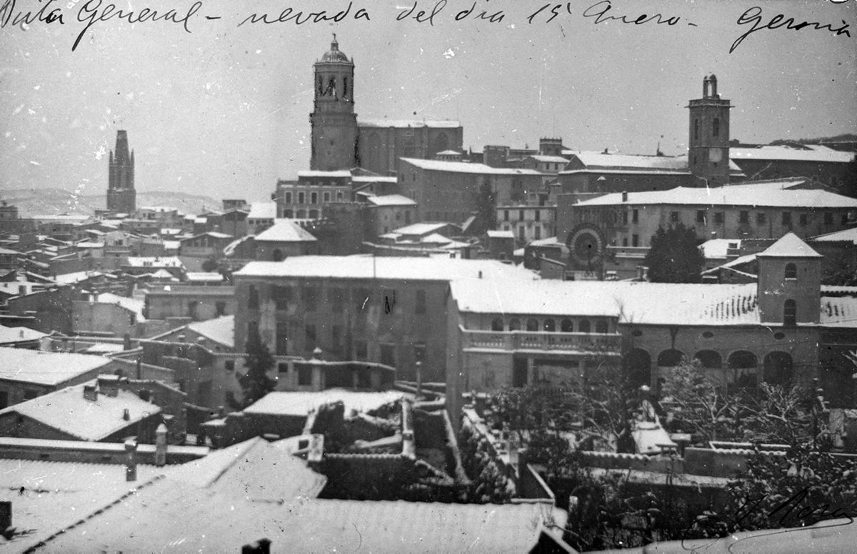 Gerona. general view snowy - View from a high point in the Old Town neighbourhood after a snowfall In the background protrude from left to right, the bell tower of the church of Sant Feliu, the Cathedral of Girona and the bell church of St. Martin Sacosta.