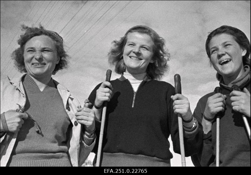 Tamsalu masina-traktorijaama suusatajad Valve Luks, Aili Arukuusk ja Salme Länts maanoorte spartakiaadil.