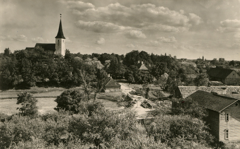 Vaade Suure-Jaani järvele, kirikule ja kirikumõisale.