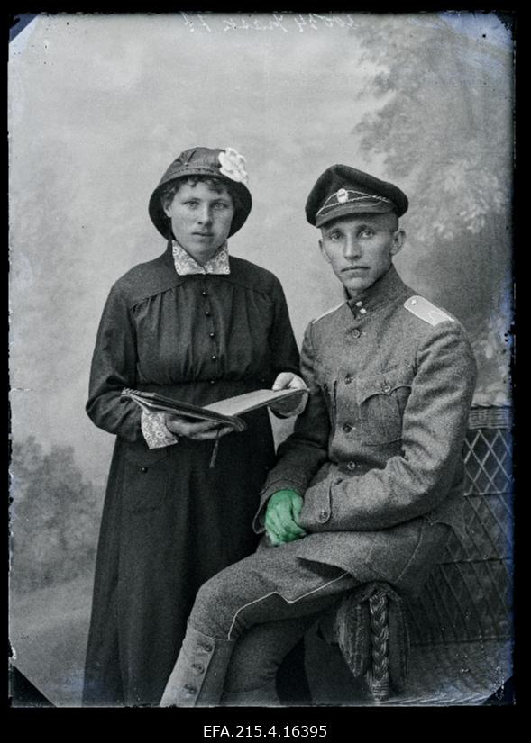 Salme Kask ja sõjaväelane, alamohvitser, (Suure-Kõpu, Puna).