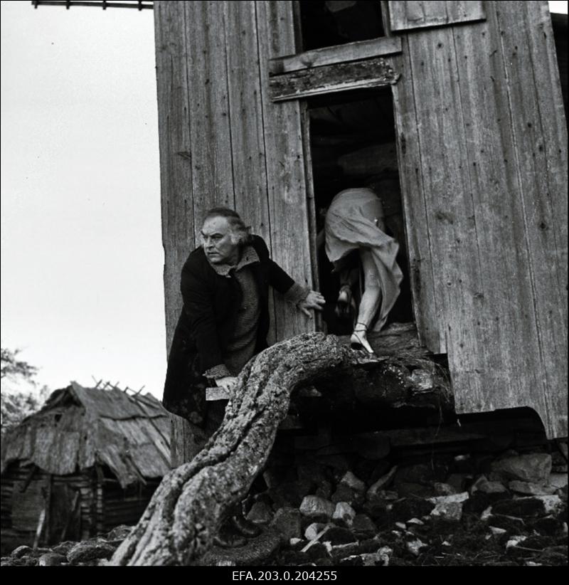 Stseen Tallinnfilmi mängufilmist "Corrida". Osvald Rass (Rein Aren) ja tema naise sihvakas säär.