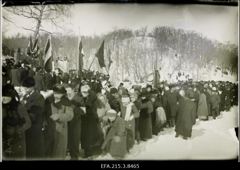 Rahvas 1905.a.revolutsioonis Huntaugul hukatute ühishaule minemas.