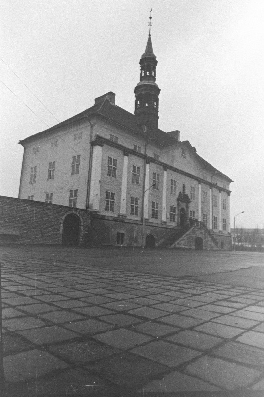 Vaade Narva raekoja hoonele.