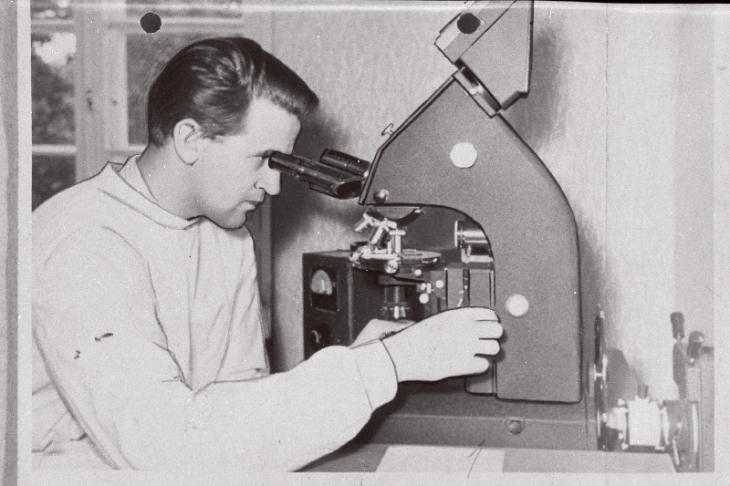 Eesti NSV TA Eksperimentaalbioloogia Instituudi tsüstoloogia laboratooriumi teaduslik töötaja T. Orav uurib mikroskoobiga kiiritatud seemneid.
