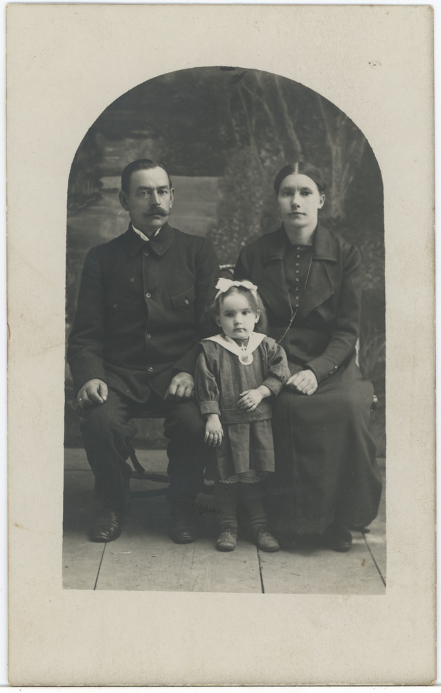 Martin ja Anna Maling (snd Univer), ees Salme Maling